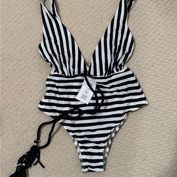 One piece swimsuit - Picture 2 of 3